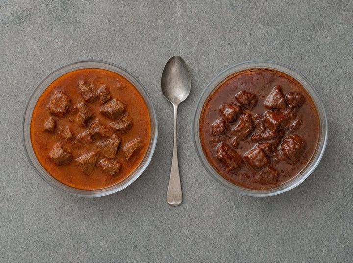 Zwei Glasschalen Gulasch nebeneinander, links frisch und heller, rechts dicker und dunkler