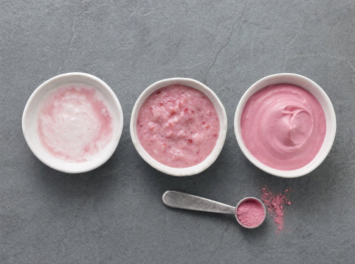 Drei Schälchen Joghurt, mit Saft, mit Püree und mit Pulver gefärbt