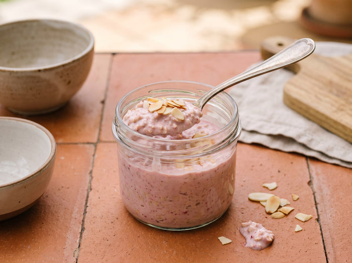 Funken-Cheesecake-Bircher im Glas mit Zitrone und Mandeln