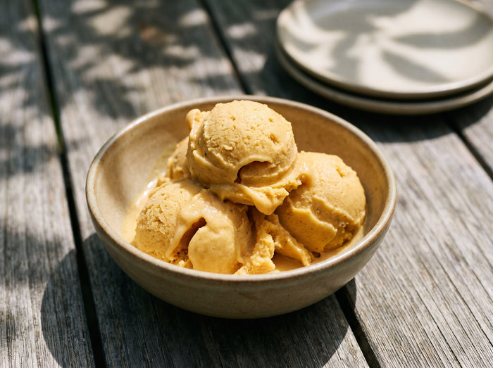 Sonnen-Nicecream, cremiges Fruchteis in einer Schale