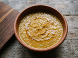Goldflüster-Dal mit Kokos in einer Schale