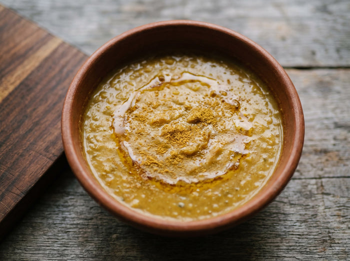 Goldflüster-Dal mit Kokos in einer Schale