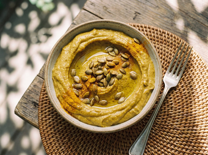 Goldflüster-Dip aus Joghurt und Curry mit Gemüsesticks