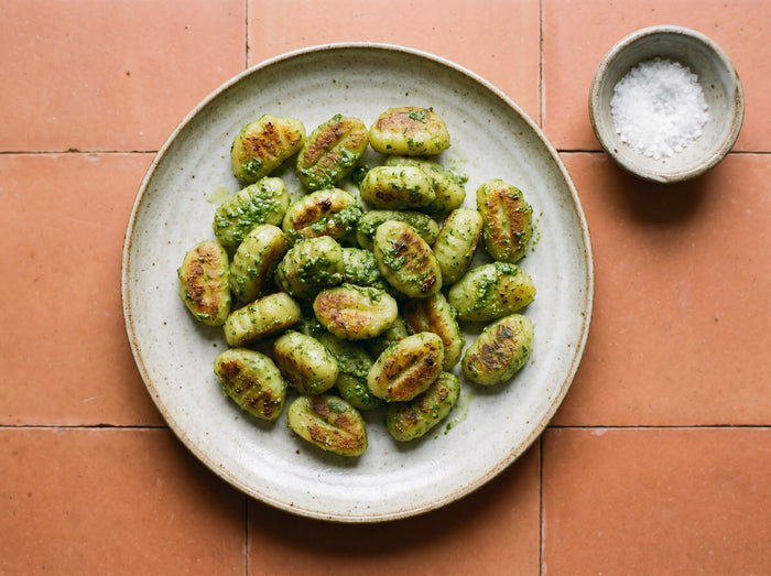 Grüne-Brise-Gnocchi aus der Pfanne mit Pesto