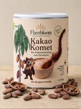 Kakao Komet Dose von Flavrbloom auf Eichenholz, daneben Kakaobohnen