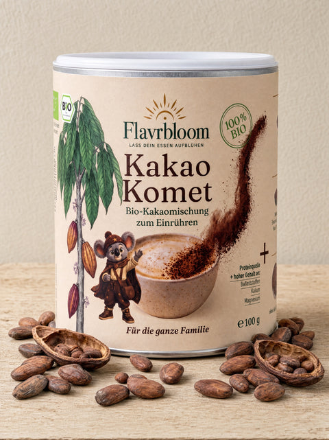 Kakao Komet Dose von Flavrbloom auf Eichenholz, daneben Kakaobohnen