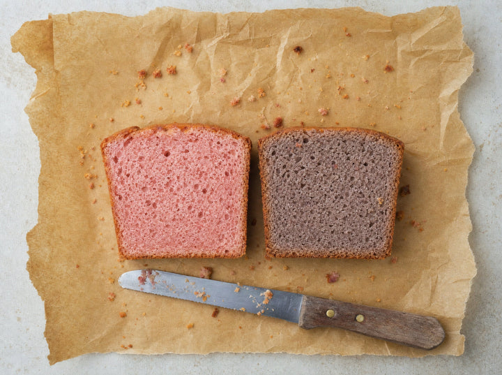 Zwei Kuchenscheiben nebeneinander, die linke rosa, die rechte graustichig verfärbt