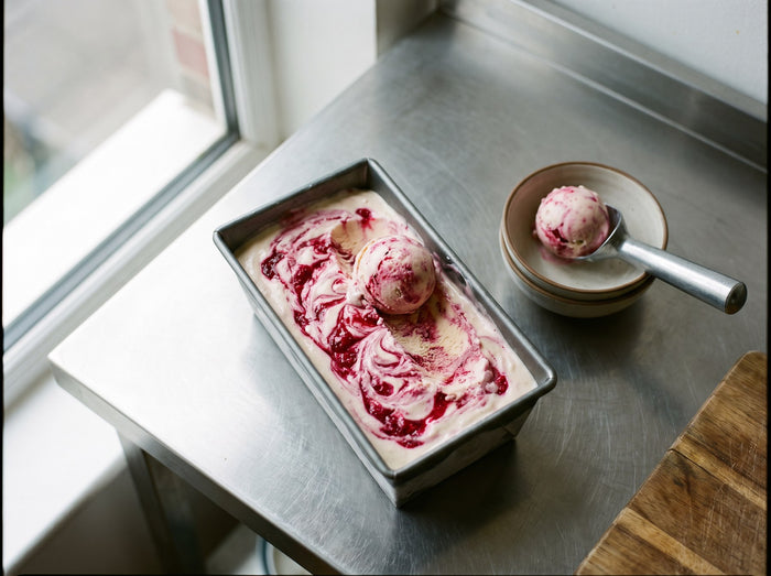 Funken-Buttermilch-Eis mit rosa Swirl in einer Schale