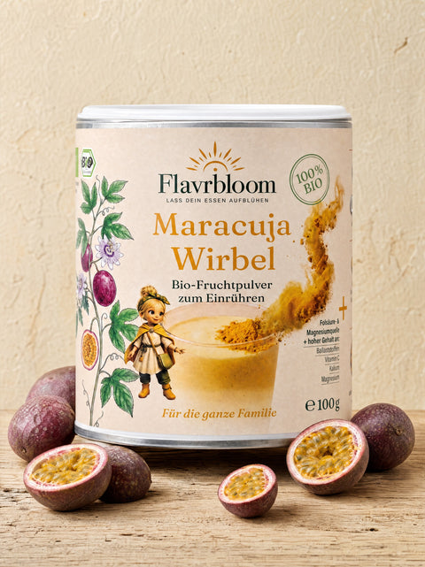 Maracuja Wirbel Dose von Flavrbloom auf Eichenholz, daneben frische Maracujas