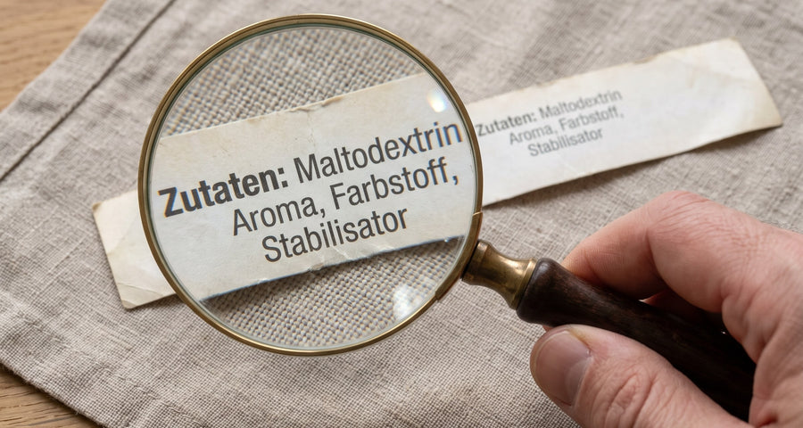 Lupe ueber einer Zutatenliste, die Schrift ist unter dem Glas vergroessert