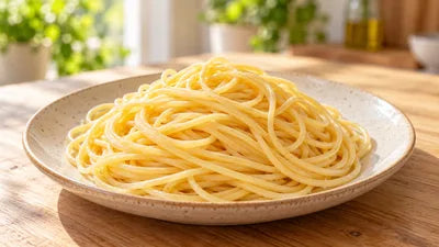 Ein Teller Spaghetti, pur, von der Seite fotografiert